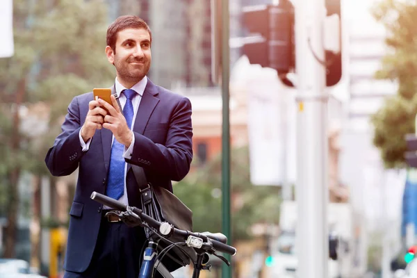 Jóvenes empresarios con una bicicleta —  Fotos de Stock