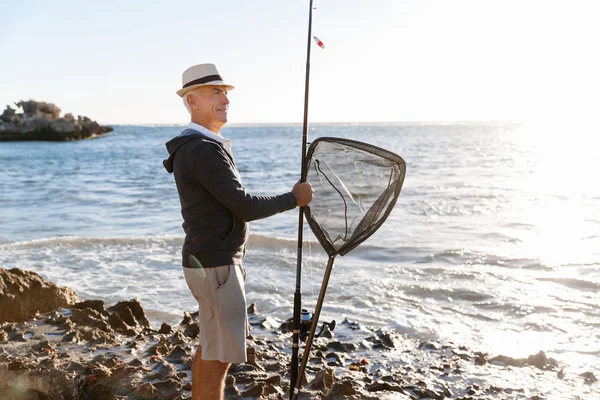 Старший рыбак на берегу моря — стоковое фото