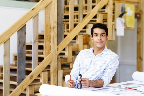 Joven arquitecto en oficina — Foto de Stock