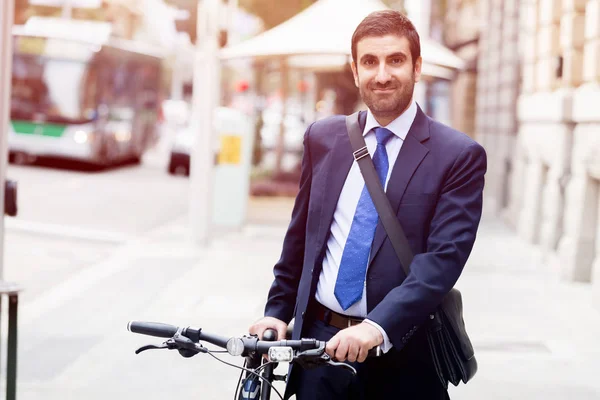 Jonge zakenmensen met een fiets — Stockfoto