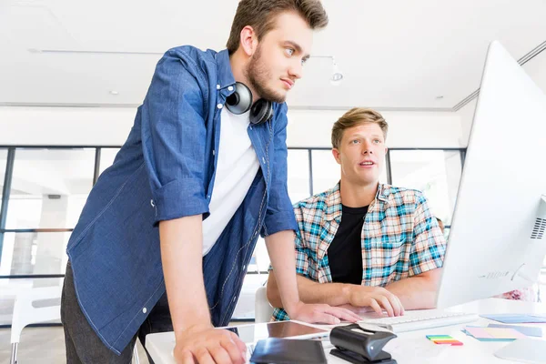 Young office workers discussing — Stock Photo, Image