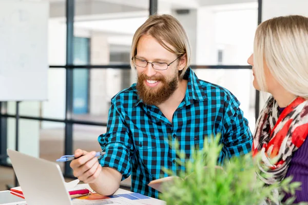 Two office workers at the desk — Stock Photo, Image