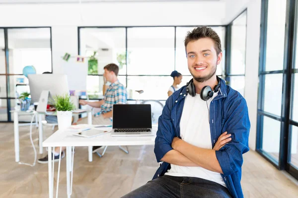 Junger Mann arbeitet im Büro — Stockfoto