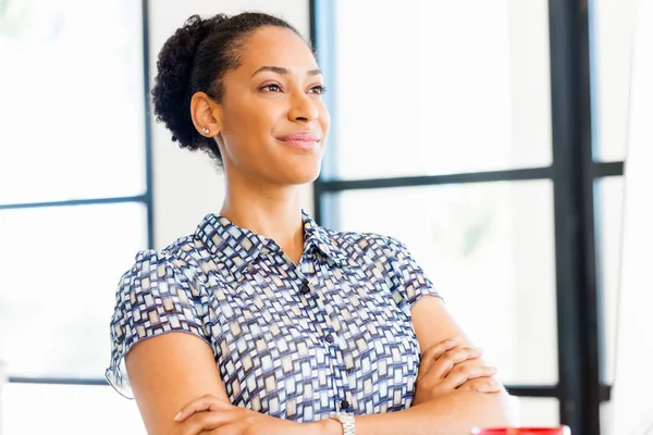 Portret van Afro-Amerikaanse kantoor werknemer zitten in offfice glimlachend — Stockfoto