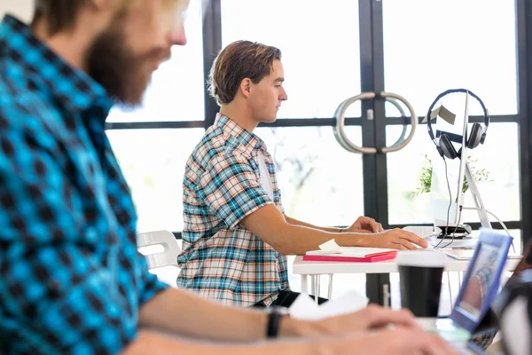 Junger Mann arbeitet im Büro — Stockfoto