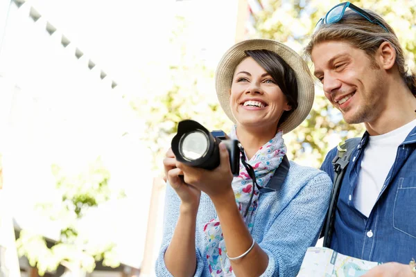 Coppia sorridente con la fotocamera — Foto Stock