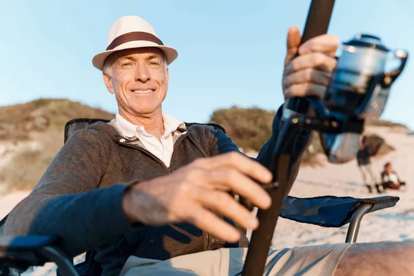 Senior mannen fiske till sjöss sida — Stockfoto