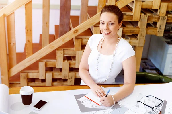 Fiatal nő építész iroda — Stock Fotó