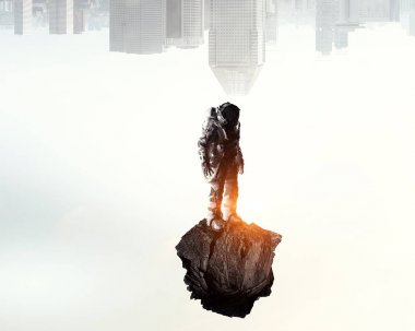 Astronot uzay giysisi içinde