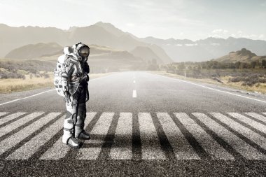 Astronot uzay giysisi içinde