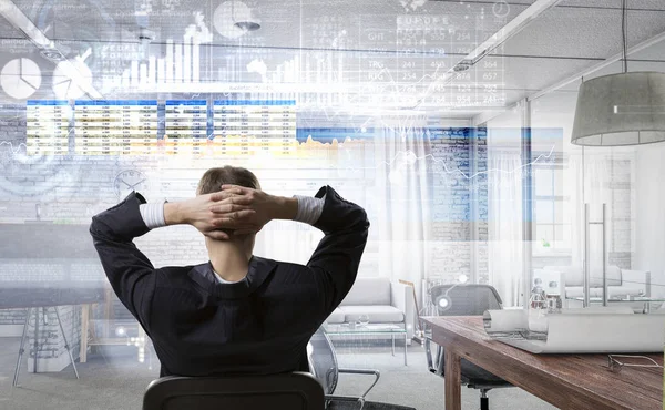 Relajado hombre de negocios en silla — Foto de Stock