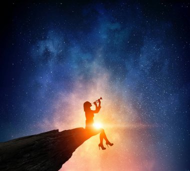 Yıldızlı gökyüzü karşı iş kadını. Karışık teknik