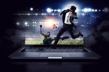 Sanal kask içinde adam. Karışık teknik