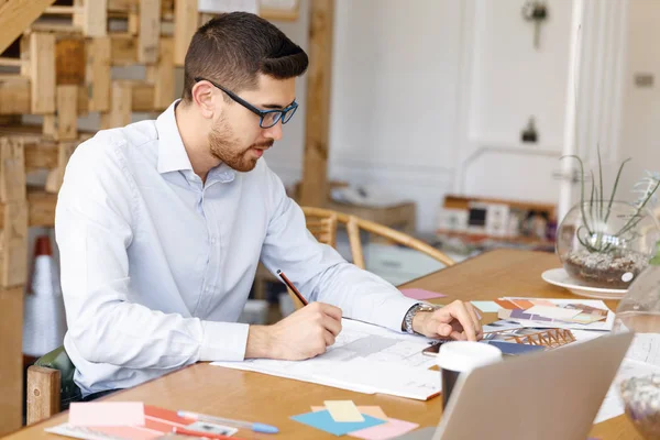 Ung man arkitekt i office — Stockfoto