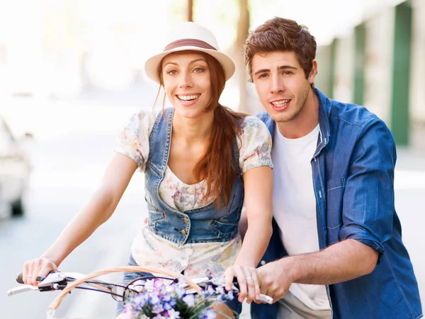 Šťastný pár v městě s kole — Stock fotografie