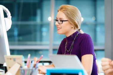 Yaratıcı iş kadını ofiste