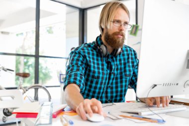 Genç adam ofiste çalışıyor.