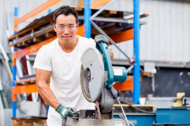 Asya işçi fabrikada üretim tesisi