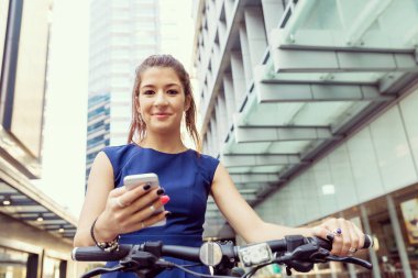 Genç kadın üzerinde bisiklet commuting