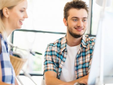 Genç adam ofiste çalışıyor.