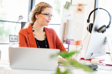 Görevdeki genç bayan.