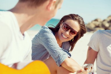 Sahilde gitar ile güzel gençler