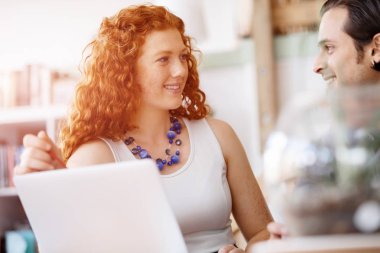 İki genç insan Office