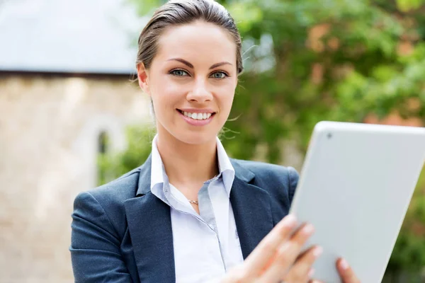 Retrato de mujer de negocios sonriendo al aire libre —  Fotos de Stock