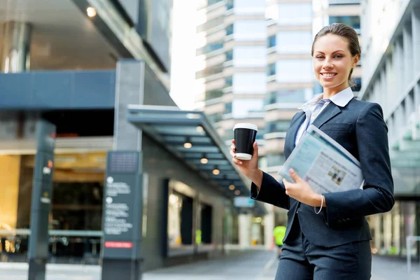 Retrato de mulher de negócios andando e sorrindo ao ar livre — Fotografia de Stock