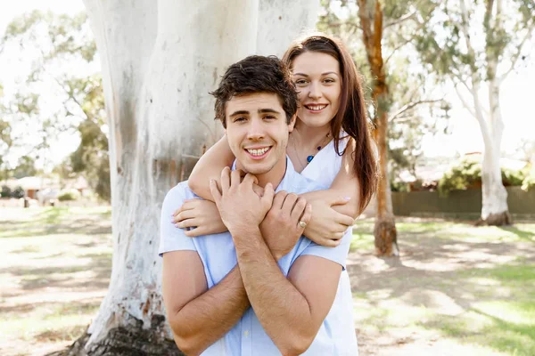 Pareja joven en el parque — Foto de Stock