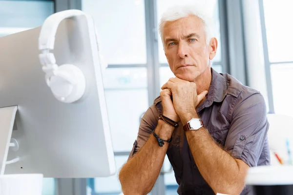 Hombre de negocios guapo en el cargo — Foto de Stock