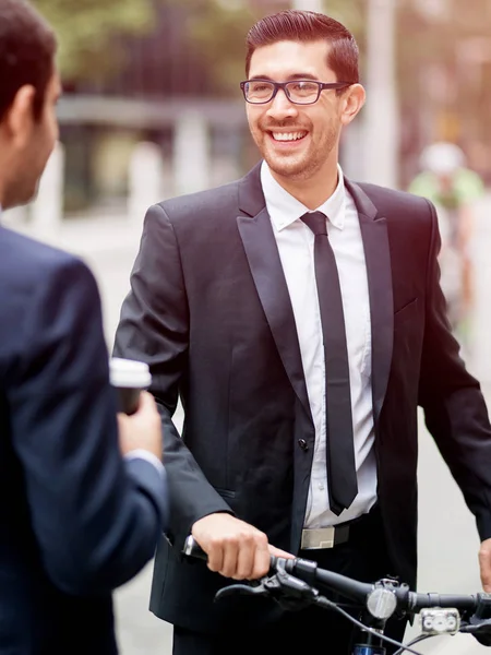 Retrato de hombre de negocios guapo Al aire libre — Foto de Stock