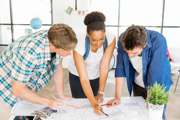 Young office workers or students as a team — Stock Photo, Image