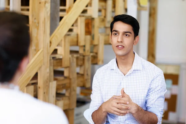 Jóvenes ejecutivos exitosos se reúnen en la oficina — Foto de Stock