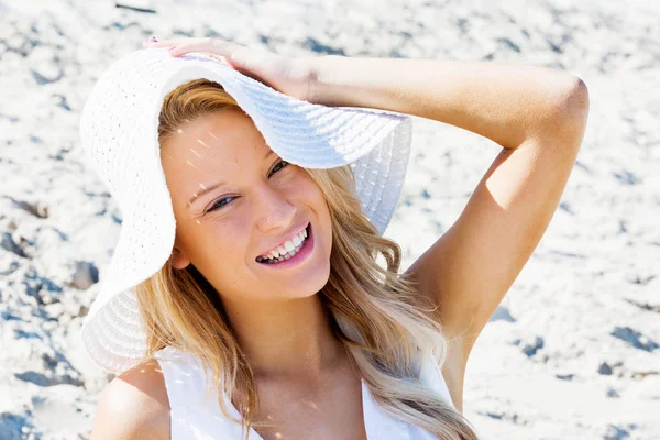 Young woman relaxing on the beach — Stock Photo, Image