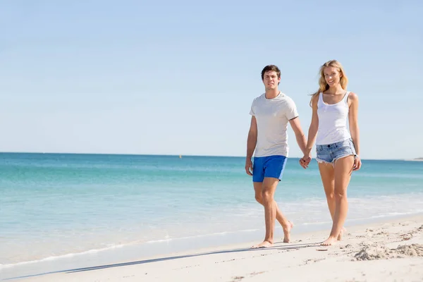 Romântico jovem casal na praia — Fotografia de Stock