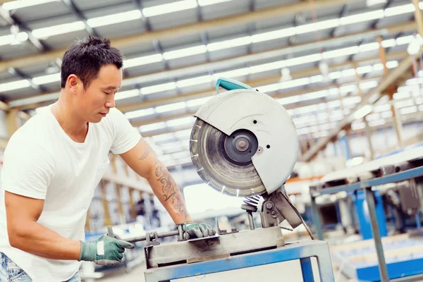 Trabajador asiático en planta de producción en planta de fábrica — Foto de Stock