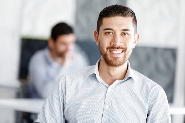 Attrayant employé de bureau assis au bureau — Photo