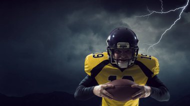 Merkezi oyuncu topu elinde. Karışık teknik