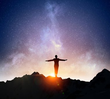 Yıldızlı gökyüzü karşı iş adamı. Karışık teknik