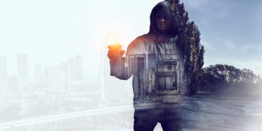 Sprey ile çizim adam. Karışık teknik