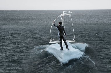Yüzen buz kütlesi buz denizde sörf