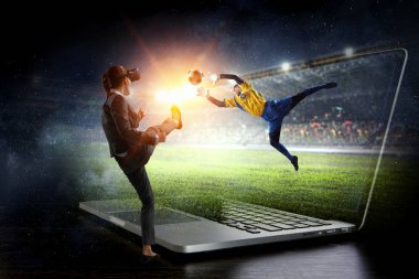 Kadın sanal kask içinde. Karışık teknik