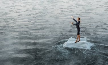Yüzen buz kütlesi buz denizde sörf