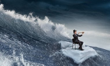 Sörf denizde yüzen buz kütlesi. Karışık teknik