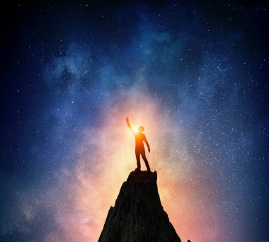 Yıldızlı gökyüzü karşı iş adamı. Karışık teknik