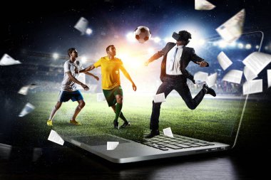 Sanal kask içinde adam. Karışık teknik