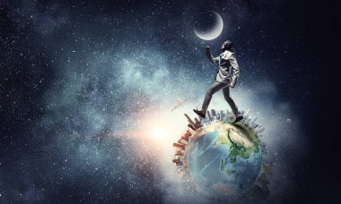 Küre üzerinde çalışan havacı. Karışık teknik