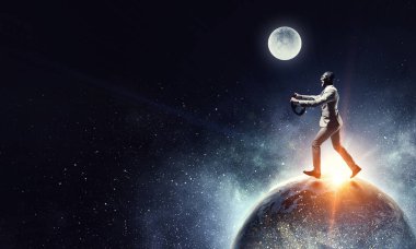 Küre üzerinde çalışan havacı. Karışık teknik