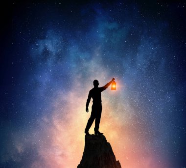 Yıldızlı gökyüzü karşı iş adamı. Karışık teknik